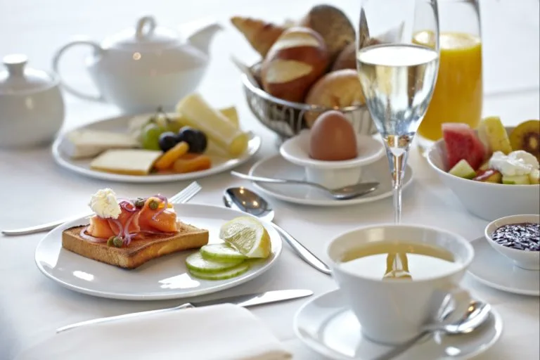 Frühstück am Tisch min 768x512