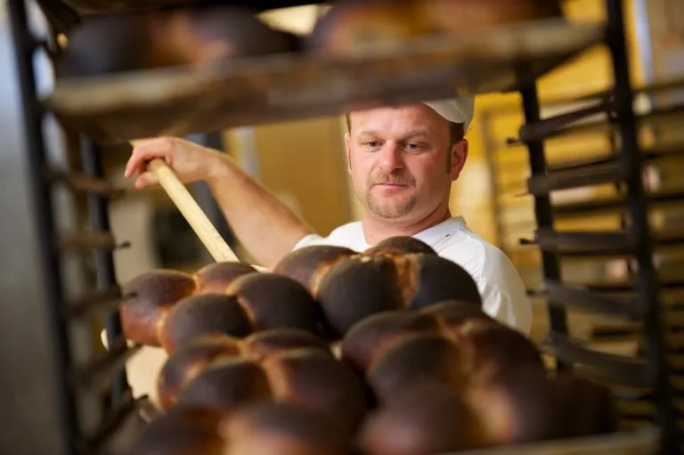 Frühstücken mit Museumsbesuch –Treichler das Erfinderhaus der Zuger Kirschtorte Heini Bäckerei Schwarzer Peter Brot 6 768x511