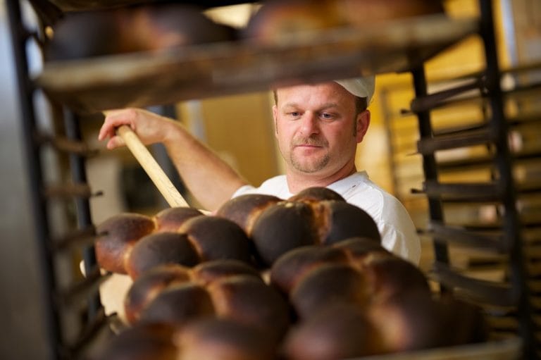 Wochenend Deluxe-Brunch-Turm bei Heini Conditorei am Falkenplatz - im Herzen der Altstadt Heini Bäckerei Schwarzer Peter Brot 768x511