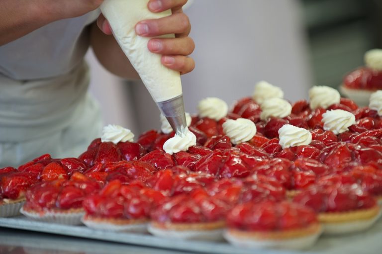 Heini Conditorei am Bahnhofplatz - zentral gelegen Heini Erdbeertörtli 3 768x511