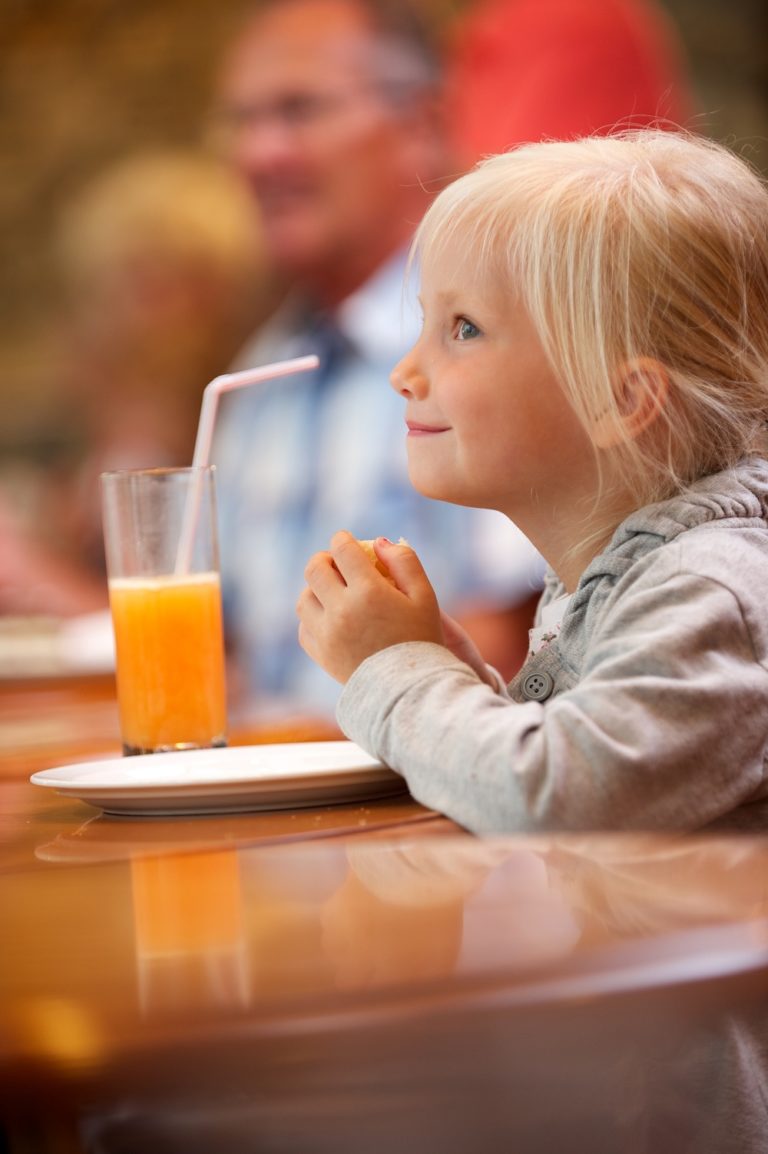 Heini Conditorei am Bahnhofplatz - zentral gelegen Heini Mädchen Atmosphäre 1 768x1154