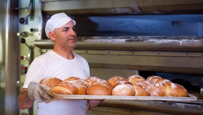 Wochenend Deluxe-Brunch-Turm bei Heini Conditorei am Falkenplatz - im Herzen der Altstadt Heini Produktion Schneewittchen Brot 4 768x435