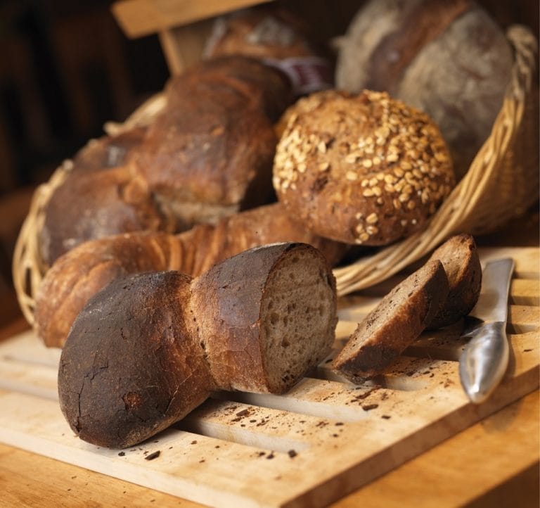 Wochenend Deluxe-Brunch-Turm bei Heini Conditorei am Falkenplatz - im Herzen der Altstadt heini Brotkorb Buffet 1 768x722