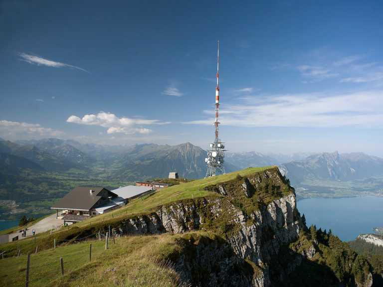 Berghaus Niederhorn Berghaus Rückansicht fern 1 768x576