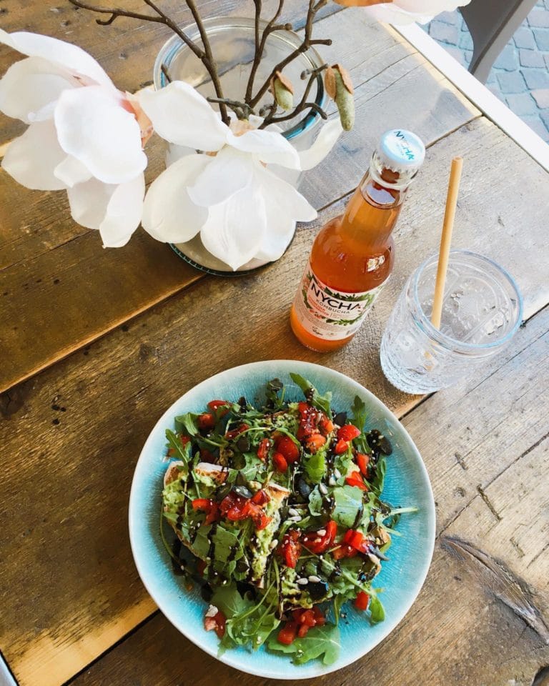 Le Gourmand Zermatt avocado toast kombucha 768x960