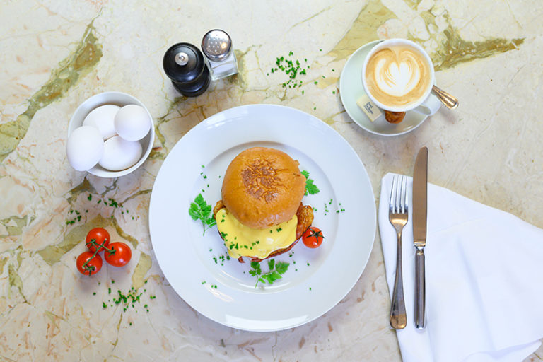Café Bar ODEON Odeon Food FredTschanzAG Fuehstueck EggBenedict 01 768x512