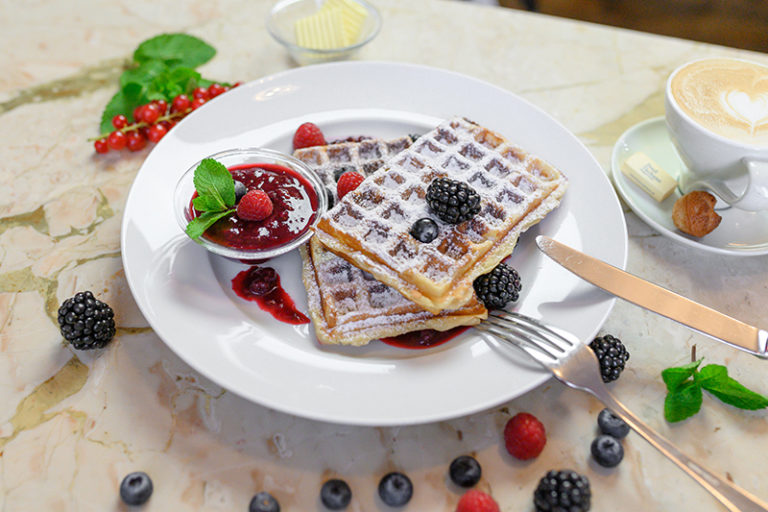 Café Bar ODEON Odeon Food FredTschanzAG Fuehstueck Waffeln 02 768x512
