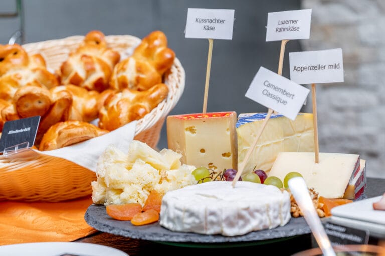 Wochenend Deluxe-Brunch-Turm bei Heini Conditorei am Falkenplatz - im Herzen der Altstadt Brunch 2 768x512