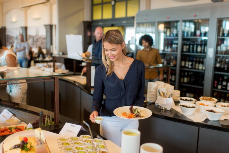 Hotel UTO KULM UK 01 06 Event Sontagsbrunch Gaeste 014NEU 768x513