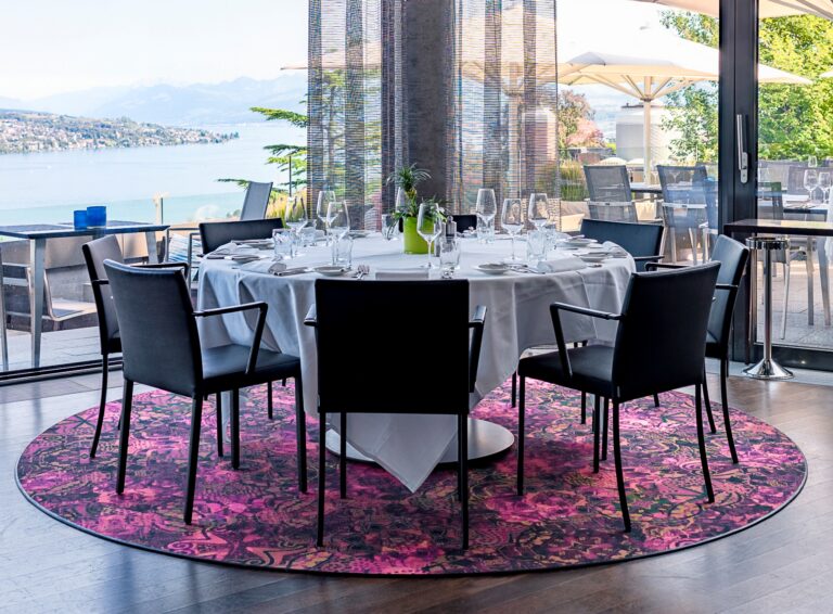 Belvoir Restaurant & Grill Belvoir Restaurant Grill neues Design Kronleuchter mit rundem Tisch mit Seesicht close up 768x566