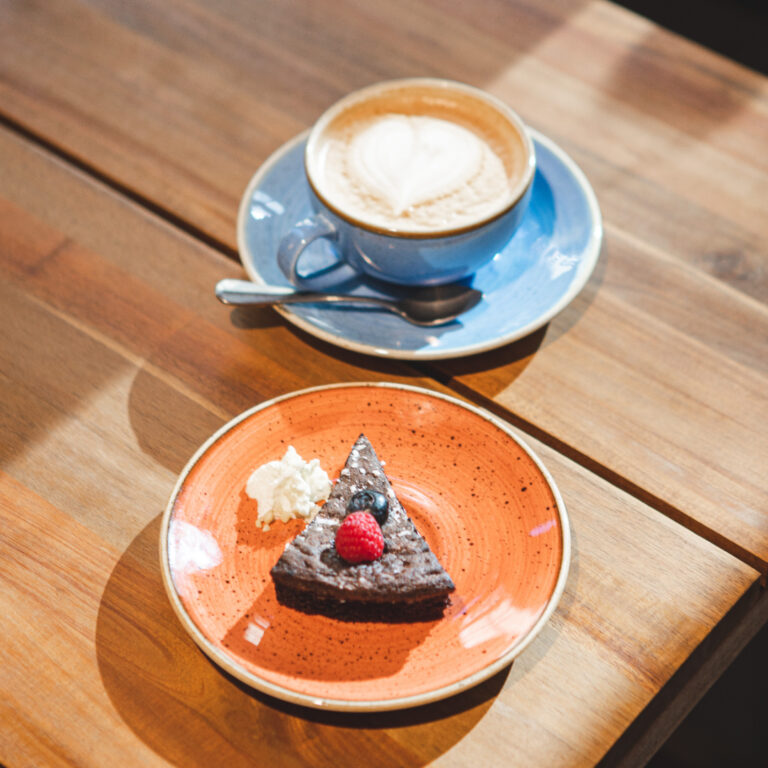 Kaffeehaus Max Schokokuchen und Kaffee MAX 768x768