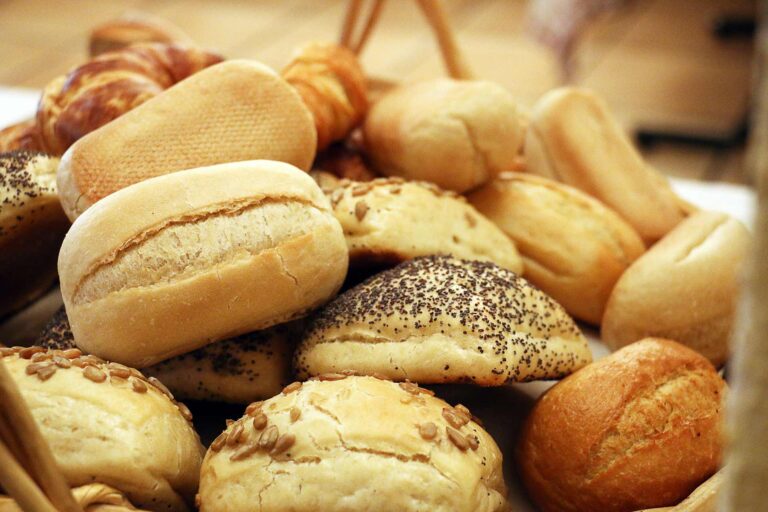 fruehstueck buffet brot 768x512