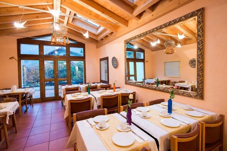 Restaurant Bellwald hotel fruehstuecksraum 1 768x512