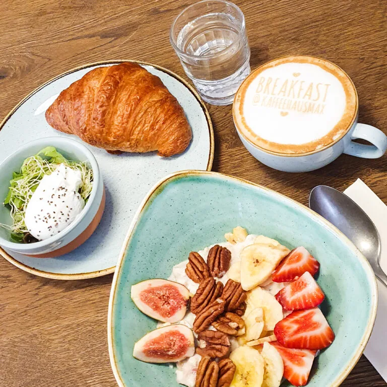 Brunch Schweiz & Liechtenstein - Die besten Brunch-Locations finden x KHM 200630 0003 Breakfast Bowl Kaffee Gipfeli 768x768