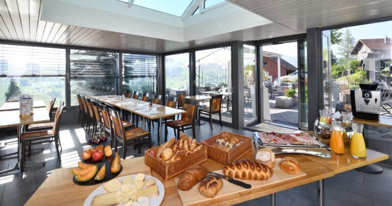 schelling zmorge buffet ho╠êrnli ba╠êckerei konditorei cafe╠ü restaurnt 23 06 2018 0022grau 1 768x404