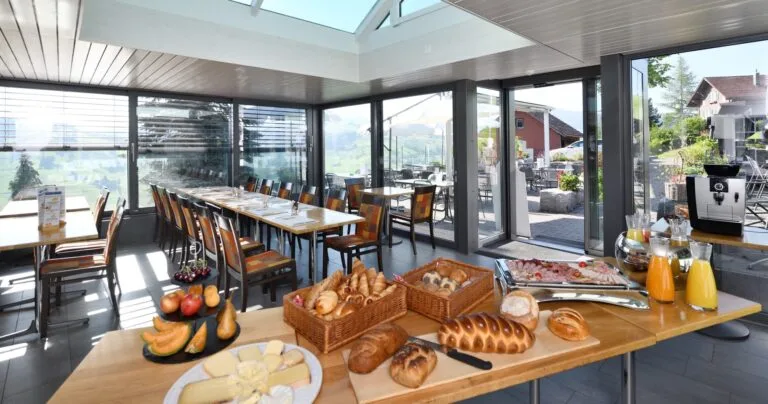 schelling zmorge buffet ho╠êrnli ba╠êckerei konditorei cafe╠ü restaurnt 23 06 2018 0022grau 1 768x404