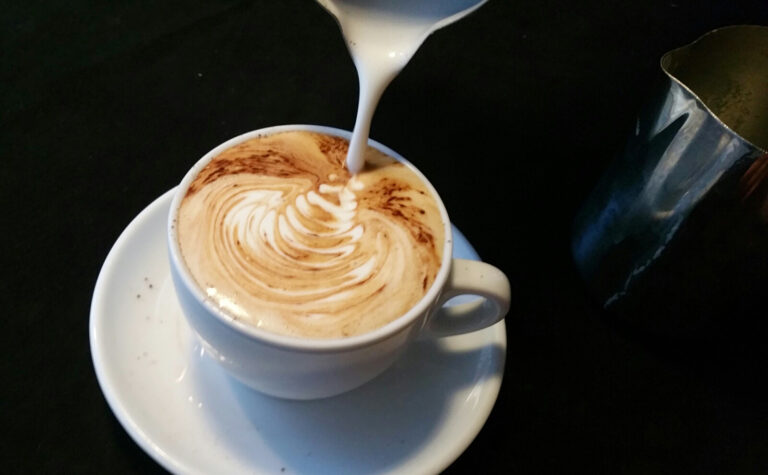 wartsaal Kaffee Bar Bücher wartsaal kaffee 768x475