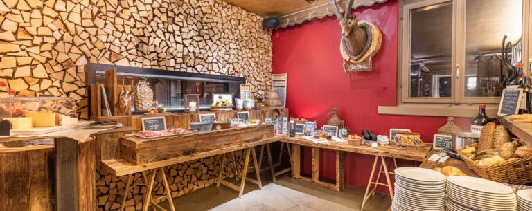 Alpenblick 1765x700 frühstück brunch  8504995 HDR Bearbeitet 768x305