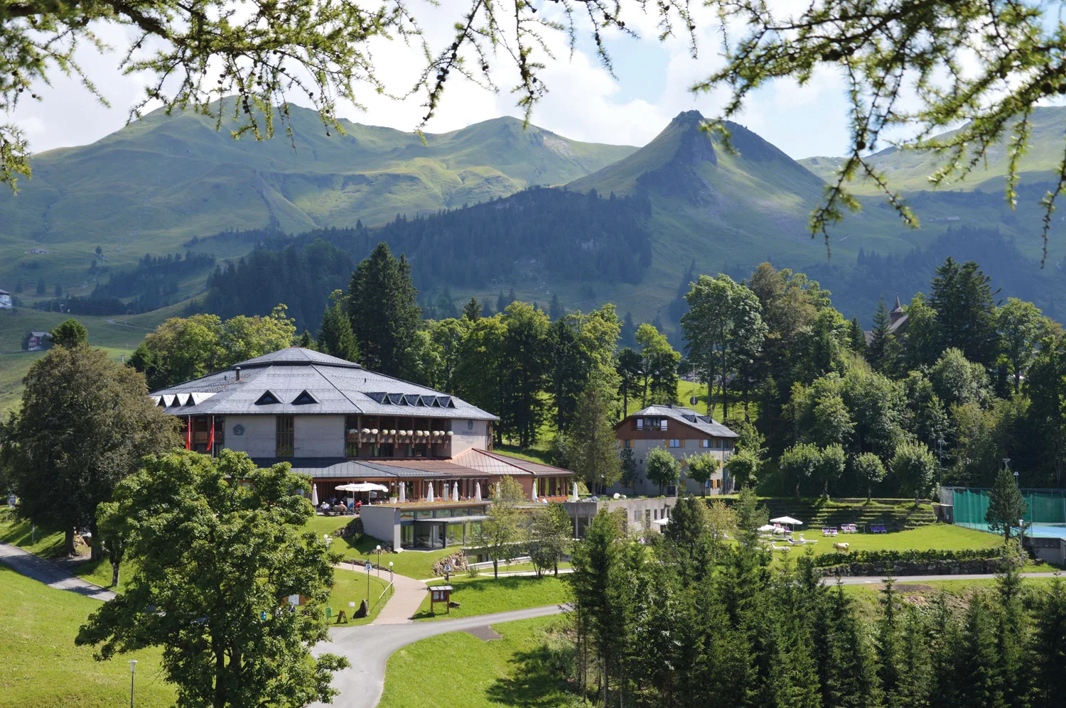 Hotel Aussenansicht Sommer