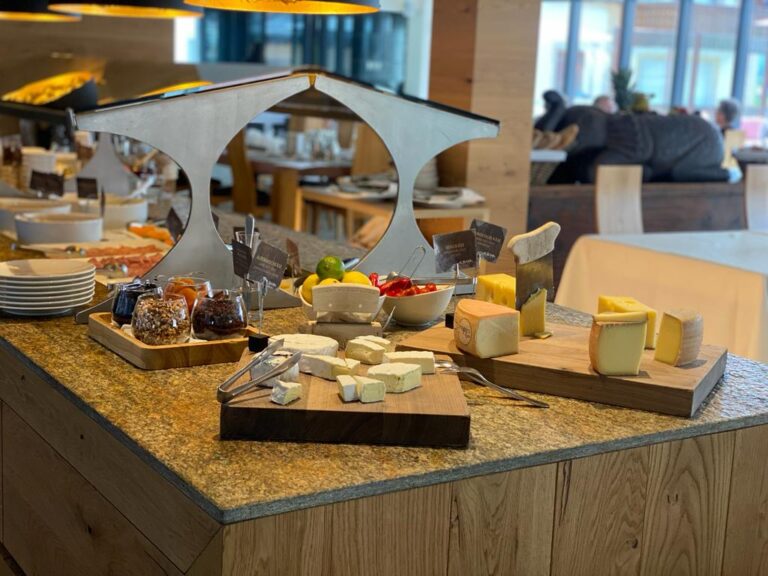 Albana Hotel & Suites Silvaplana SA 2023 07 10 fruehstueck 5 768x576