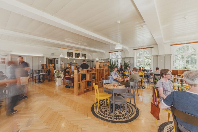 Sonntagsbrunch in Basel – Top Brunch-Spots Foodnote innen belebt2 768x512