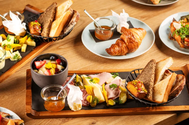 Sonntagsbrunch in Luzern – Die besten Brunch-Locations Zmorge Auswahl KKL 01794 768x511