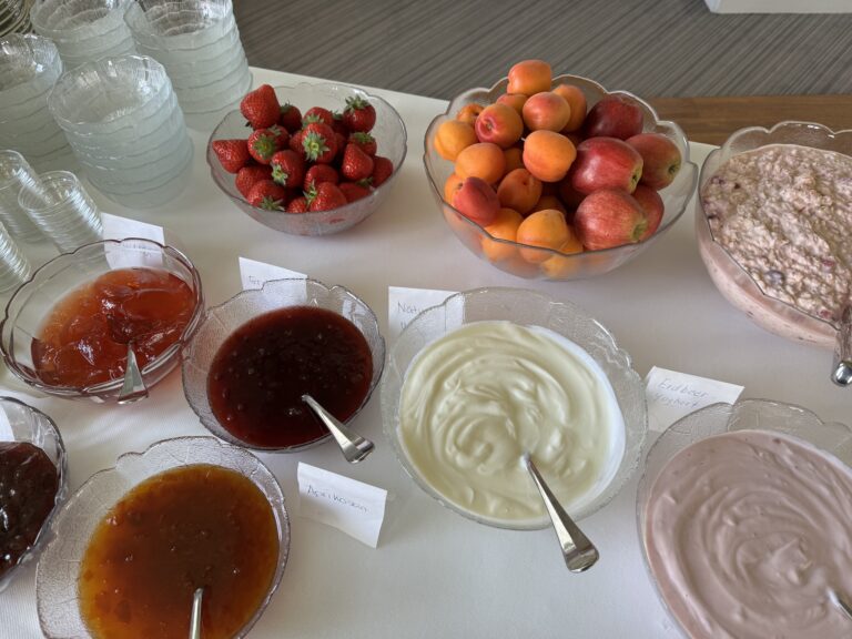 Hirschen Wald - Gasthaus und Bäckerei Buffet Joghurt Konfi Fruechte klein 768x576