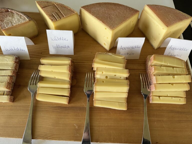 Hirschen Wald - Gasthaus und Bäckerei Kaeseauswahl auf Buffet klein 768x576