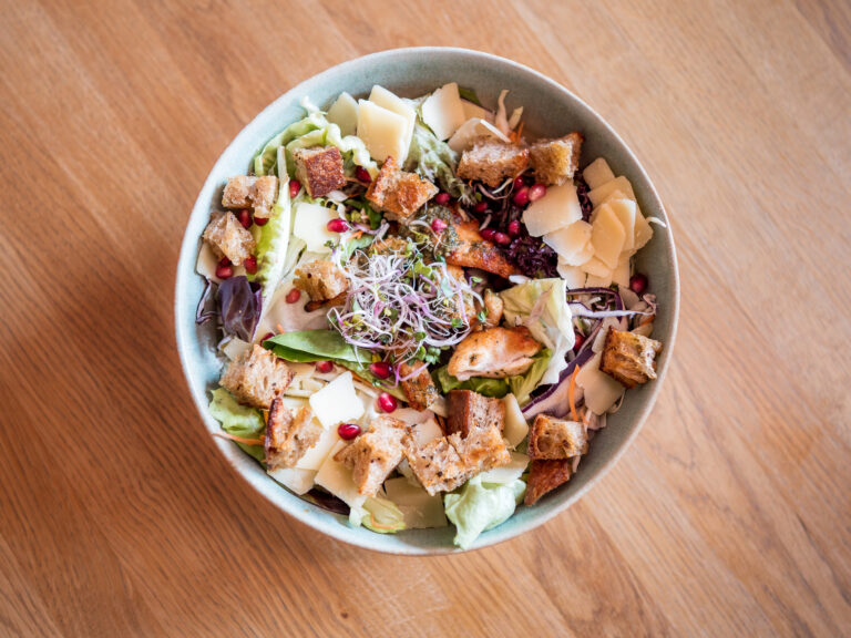 Café Malea Caesar Salat oben nah 768x576