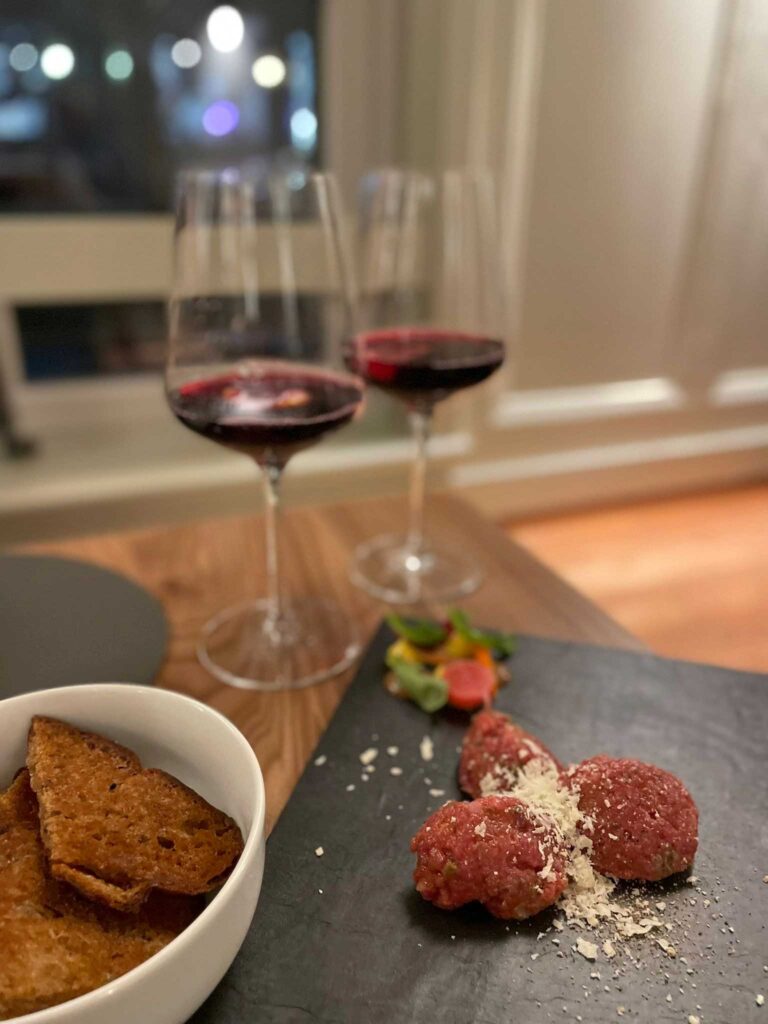 Krone Huttwil Tatar am Tisch zubereitet 768x1024