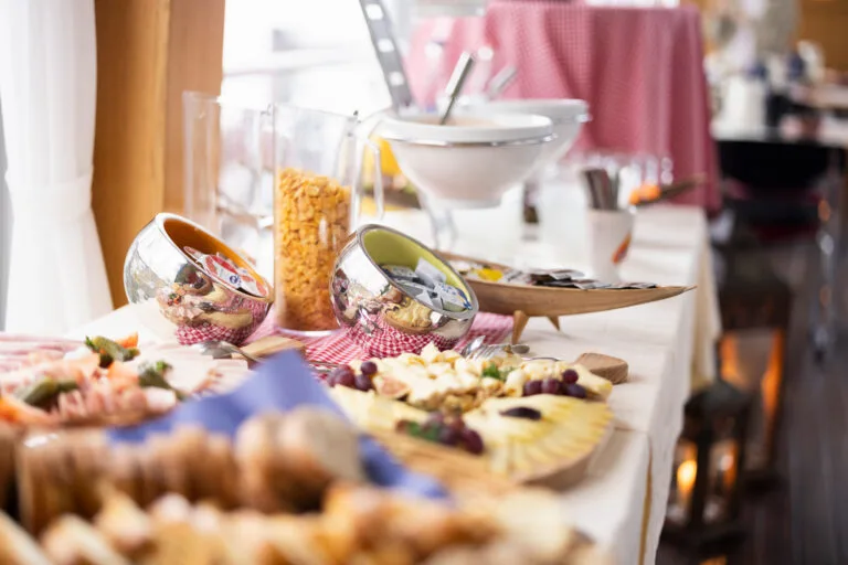 Frühstücken mit Museumsbesuch –Treichler das Erfinderhaus der Zuger Kirschtorte Aegerisee Schifffahrt Brunch Maerli 011 768x512