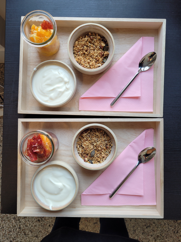Granola mit Biojogurt und Früchten Granola mit Biojogurt und Früchten
