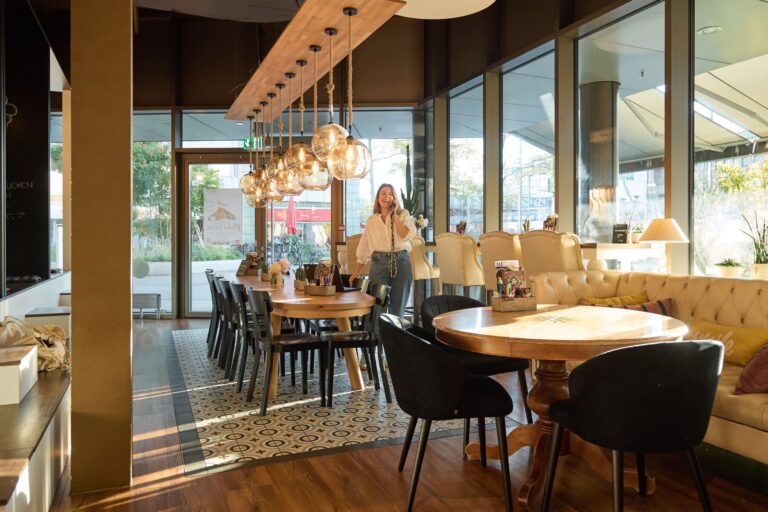 Cafe Image Winti Holztisch 768x512