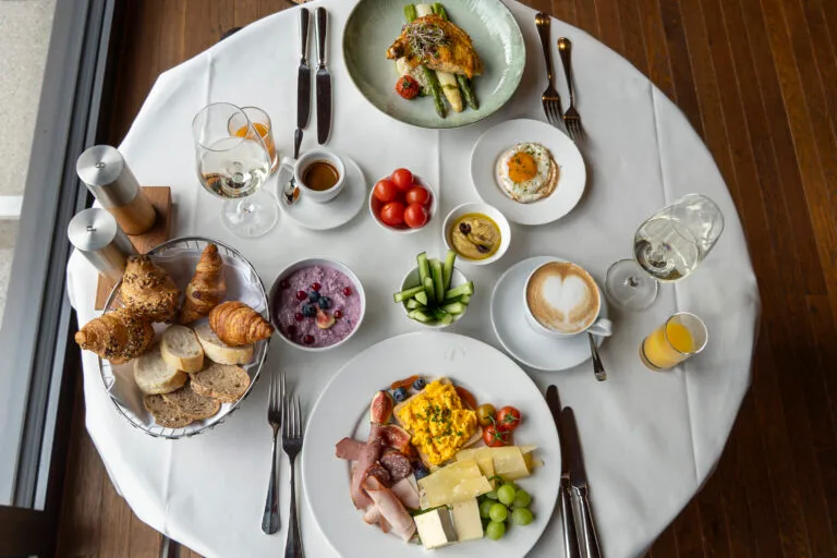Sonntagsbrunch in Bern – Die besten Brunch-Adressen freienhof fruehstueck 06 768x512